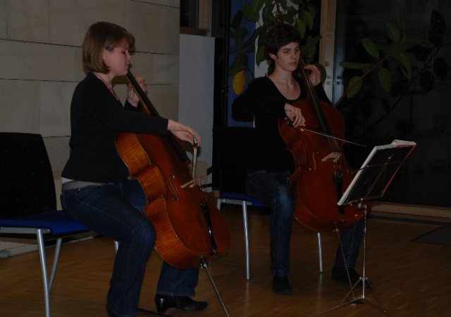 Am Cello Ophelia Koller und Hannah Kölbel