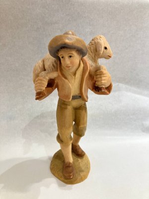 Filser Krippe bemalt 15 cm Hirte mit Schaf auf den Schultern Butzon & Bercker  Holz, geschnitzt  <b>40,00 Euro</b>