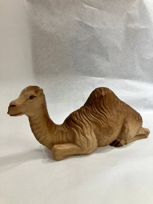 Kamel, liegend Kofel-Krippe Nr 1036 (bemalt) Hersteller: Schnitzwerkstätten G. & P. Bergmann, München Material: Lindenholz Höhe: ca. 10 cm