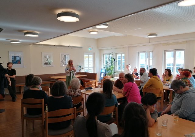 Kunstwettbewerb 2026 - Die Schirmherrin des Wettbewerbs, Dr. Gundula Schäfer-Vogel bei ihrer schönen Ansprache, im Bild links Jakob Longfield, der die Veranstaltung musikalisch gestaltet hat.