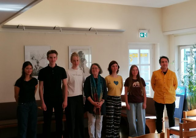 Kunstwettbewerb 2026 - von links nach rechts: Jasmin Richter, 1. Preis AG 16 bis 20 Jahre, Lennox Ahlskog, 3. Preis AG 16-20, Magdalena Klausner, 2. Platz AG 16-20, Patricia Ober von der vhs, Jurorin, Marcia Geisler, einzige Preisträgerin in der AG 20 - 25 Jahre und ein weiterer 3. Preis in der AG 16-20 an Emilie Kirn. Ganz außen der Juror Felix Schwarz.
