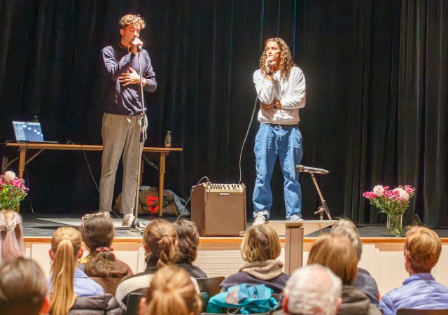 Preisverleihung Schreibwettbewerb 2025 - die beiden Tübinger HipHopper Giaco und Fabio (Foto Norbert Kraas)