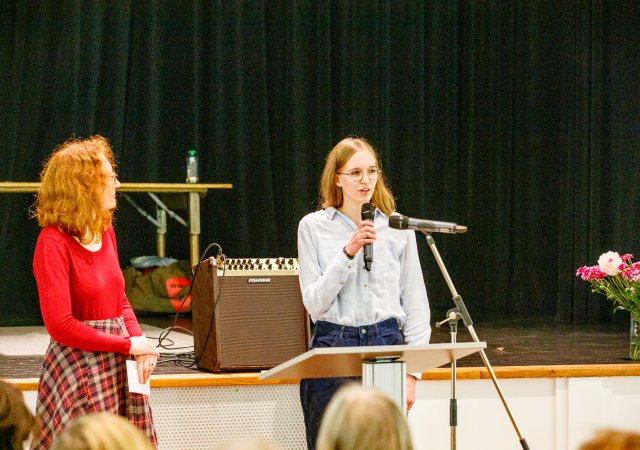 Preisverleihung Schreibwettbewerb 2025 - Moderatorin Mari Kosca und Preisträgerin Nele Mauser (Foto Norbert Kraas)