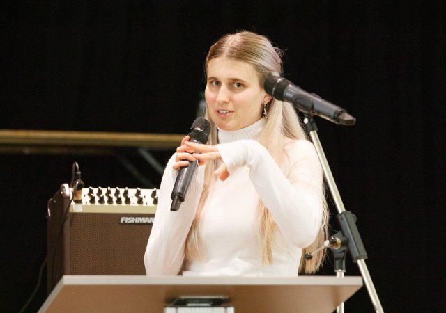 Preisverleihung Schreibwettbewerb 2025 - Preisträgerin Jette Elliot Sterrn (Foto Norbert Kraas)