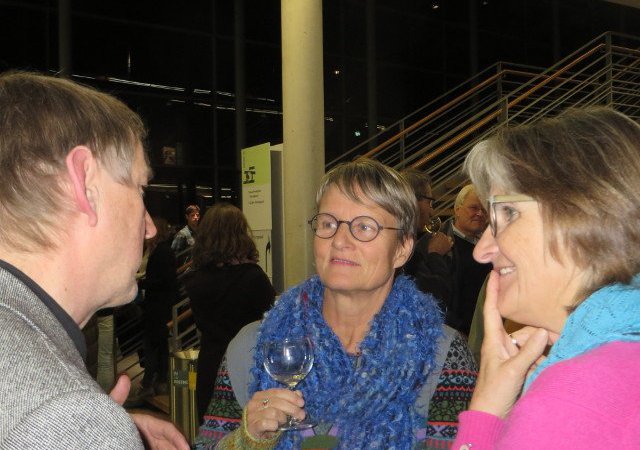 Preisverleihung 2018  - Besucher im Gespräch mit Pfarrer Harry Waßmann