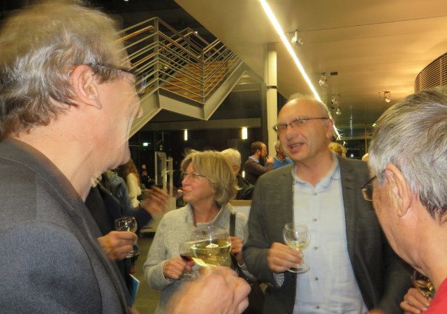 Preisverleihung 2018  - Besucher im Gespräch mit Kreisarchivar Wolfgang Sannwald