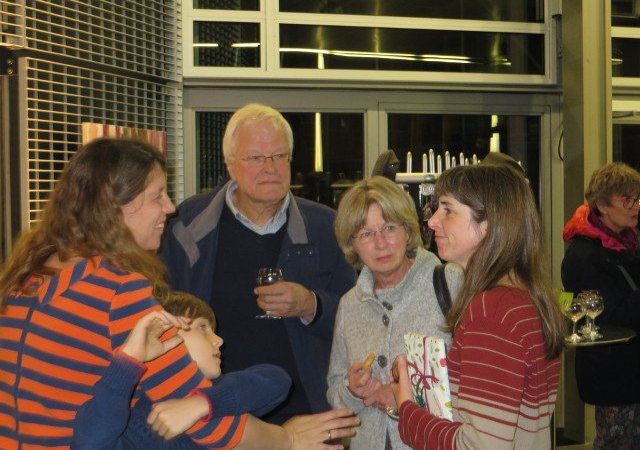 Preisverleihung 2018  - Gäste im anregenden Gespräch mit Jurymitglied Dorothea Kliche-Behnke