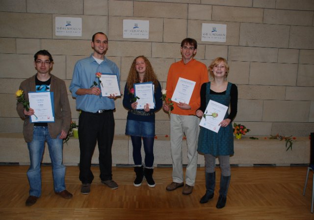 Die glücklichen Preisträgerinnen und Preisträger von links: Thio Bienea, Martin Theis, Marlene Lou Kleinerüschkamp, Michael Häffner und Leonie Franziska Geisinger