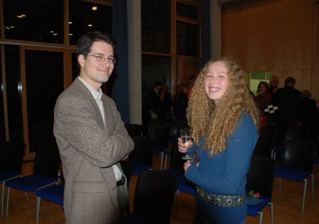 Jurymitglied Dr. Achim Stricker im Gespräch mit Preisträgerin Marlene Lou Kleinerüschkamp