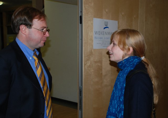 Jurymitglied Joachim Reber im Gespräch mit Preisträgerin Leonie Franziska Geisinger