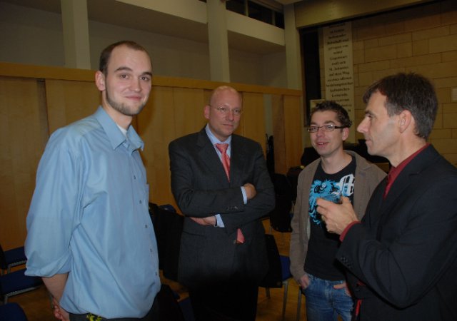 Preisträger Martin Theis und Thilo Bienea unterhalten sich mit Dekan Steiger und Jurymitglied Wolfgang Hinz-Rommel 	