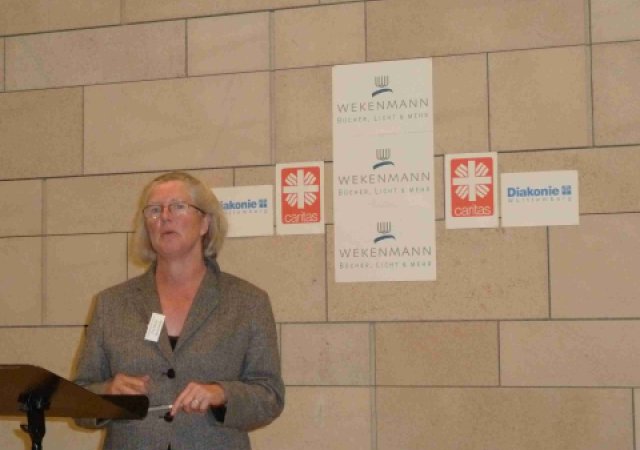 Veranstalterin Eva-Maria Beilschmidt bei der Begrüssung
