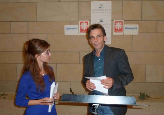 Sabrina Emma Döbel (1. Preis) lauscht der Laudatio von Wolfgang Hinz-Rommel