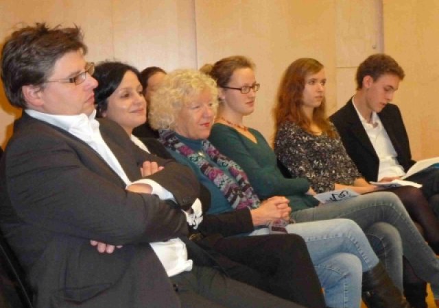 Aufmerksame Zuhörer: v.l. Die Landtagsabgeordneten Daniel Lede Abal (Grüne) und Rita Haller-Haid (SPD) - dazwischen Dr. Susanne Omran (Integrationsbeauftragte der Universitätsstadt Tübingen)