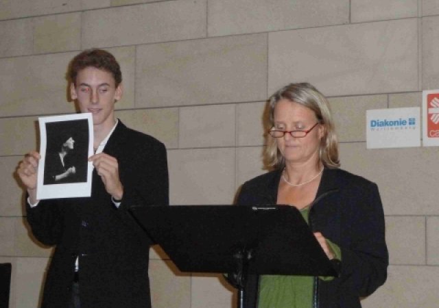 Laudatio von Eva Christina Zeller für Iris Keller (auf dem kleinen Foto), welche ihren 1. Preis nicht selbst in Empfang nehmen konnte