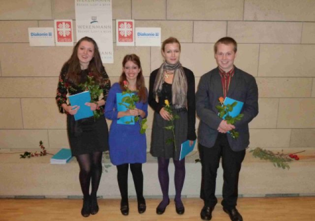 Die anwesenden Preisträger v.l. Cora Freund (2.Preis /AGI), Sabrina Emma Döbel (1.Preis /AGI), Johanna Herdtfelder (3.Preis /AGII) und Jonas Lietz (2.Preis AGII)