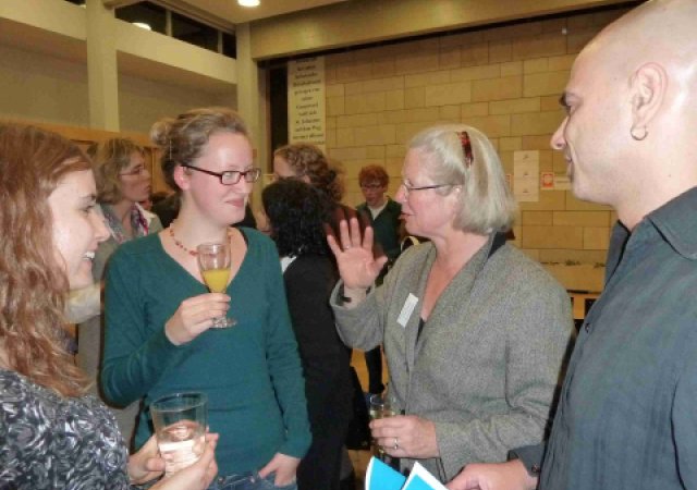 Veranstalterin Eva-Maria Beilschmidt im Gespräch mit den Moderatorinnen Marlene Naumann und Brit Kammler