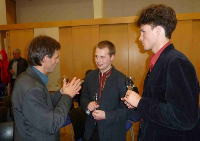 Jurymitglied Wolfgang Hinz-Rommel im Gespräch mit Prreisträger Jonas Lietz (v.l.)