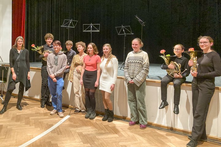 Die Preisträgerinnen und Preisträger mit dem Horn-Quartett der Tübinger Musikschule