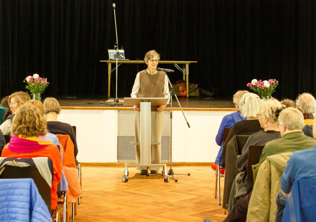 Preisverleihung Schreibwettbewerb 2025 - Frau Noack, Bücher & Kunst WEKENMANN (Foto Norbert Kraas)
