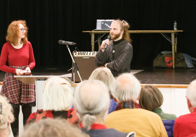 Preisverleihung Schreibwettbewerb 2025 - Moderatorin Marie Kocsa mit Preisträger Tim Schoger (Foto Norbert Kraas)