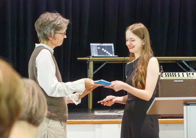 Preisverleihung Schreibwettbewerb 2025 - Frau Noack mit Preisträgerin Alina Löbmann  (Foto Norbert Kraas)
