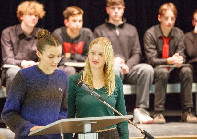 Veronica Gaus und Nora Ruff vom Jugendgemeinderat (Foto Norbert Kraas)