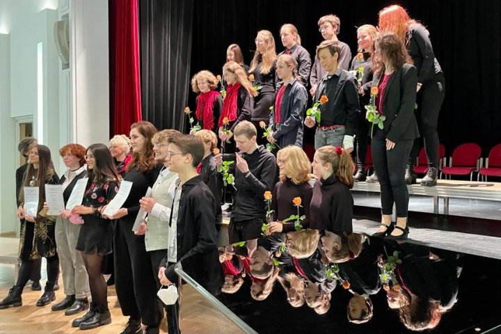 Chor der Tübinger Musikschule und Preisträger:innen des 18. Schreibwettbewerbs für junge Menschen 2021