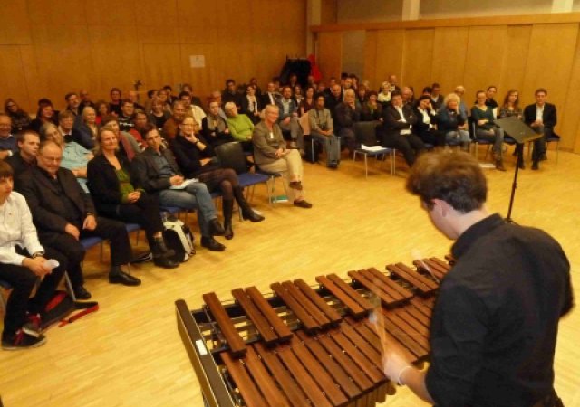 Felix Abromeit begeisterte die fast 100 Gäste mit seinem Spiel auf seinem Marimbaphon