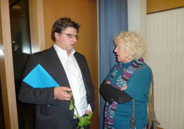 Die Landtagsagbeordneten Daniel Lede Abal (Grüne) und Rita Haller-Haid (SPD) im Gespräch - Literatur oder Politik?