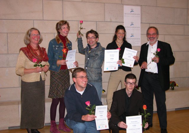 Eva-Maria Beilschmidt (links) und Herbert Beilschmidt (rechts) mit den Preisträgern des Schreibwettbewerbs 2006